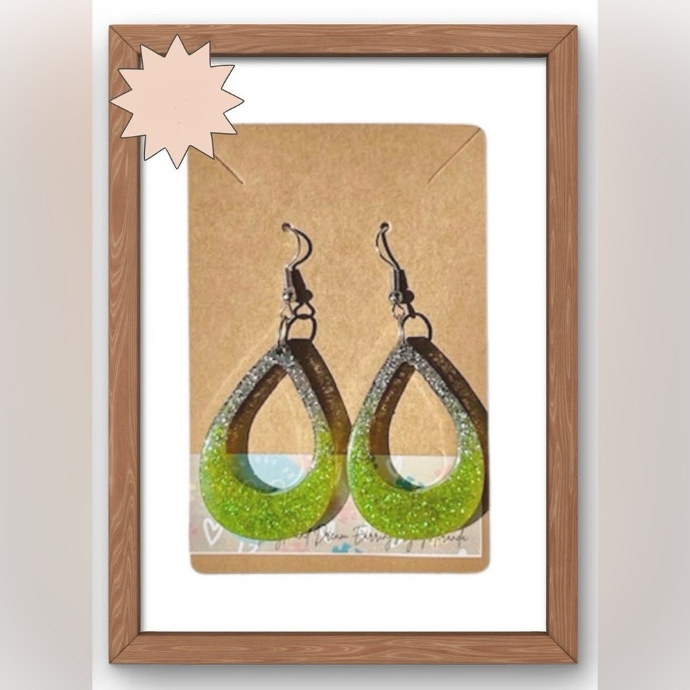 Green and Silver Teardrop Earrings

🌸🌟🌟Bundle Discounts Available🌟🌟🌸